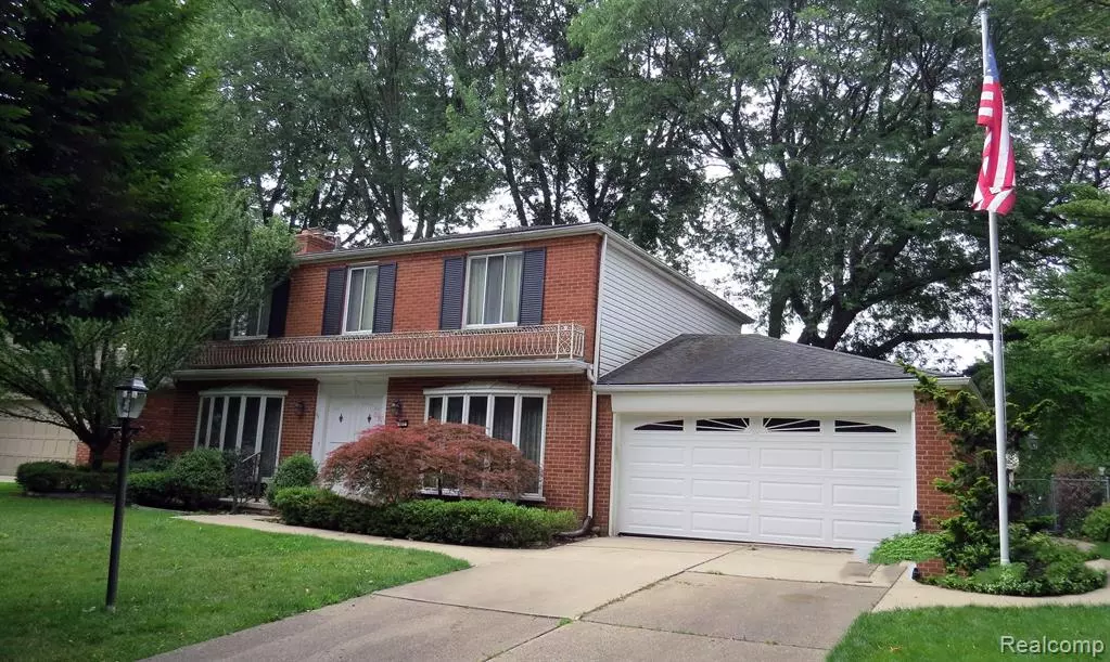 Grosse Pointe Woods, MI 48236,693 PEAR TREE Lane