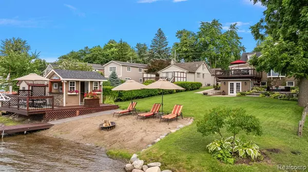 927 S LONG LAKE Boulevard, Lake Orion, MI 48362