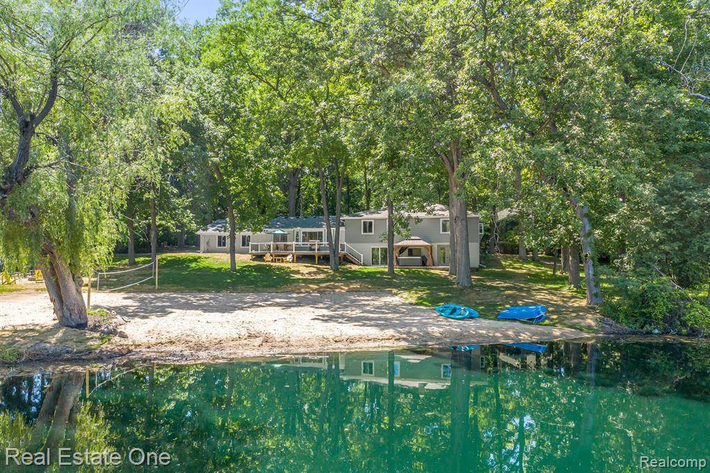 Lapeer, MI 48446,396 HICKORY Lane