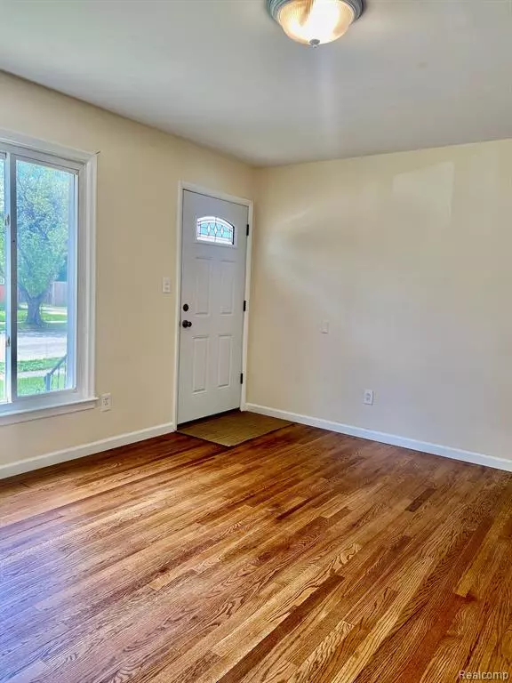 Hazel Park, MI 48030,957 E MEYERS Avenue