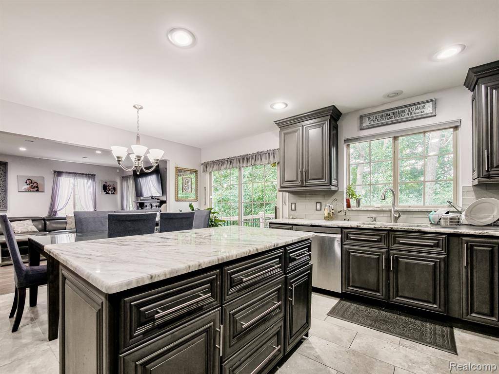 West Bloomfield, MI 48324,3110 POINT OF THE WOODS Drive