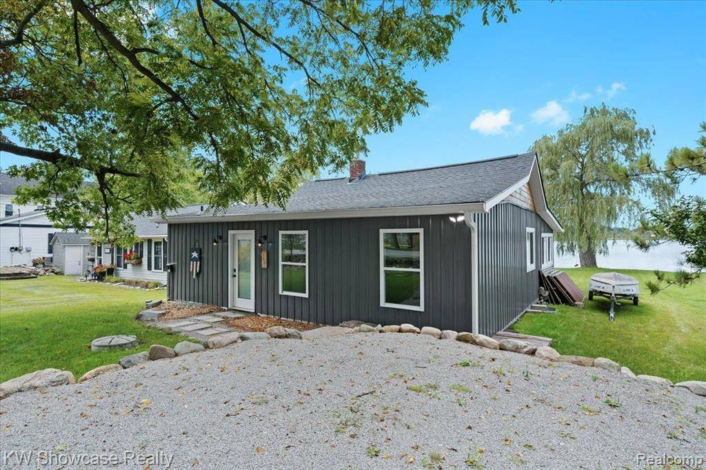1605 SHORELINE Drive, Hartland, MI 48353
