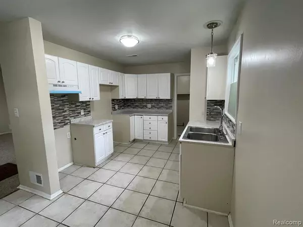 Pontiac, MI 48340,222 W COLUMBIA Avenue