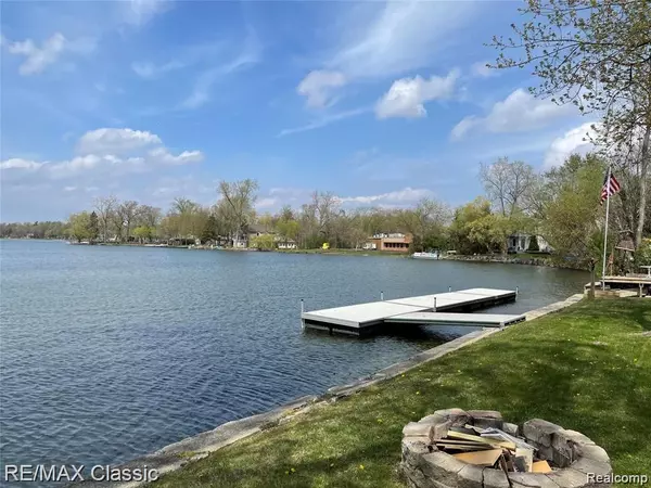 Waterford, MI 48327,4860 Cooley lake Rd