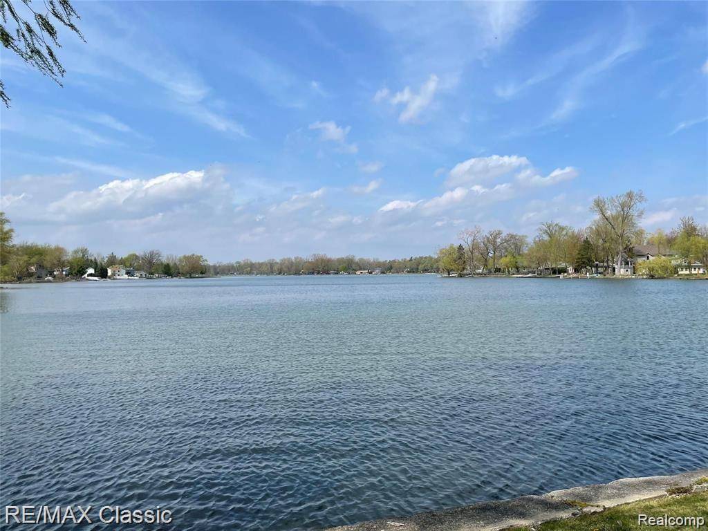 4860 Cooley lake Rd, Waterford, MI 48327