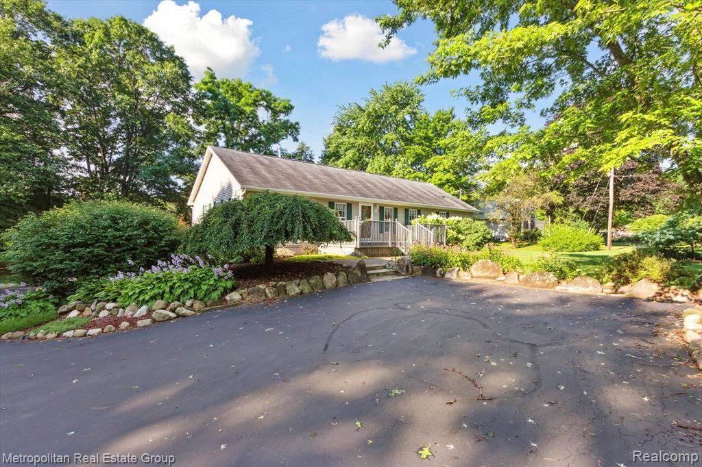Holly, MI 48442,10208 OAKHILL Road