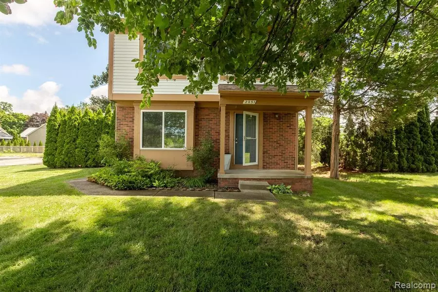 2051 Maddy Lane, Keego Harbor, MI 48320