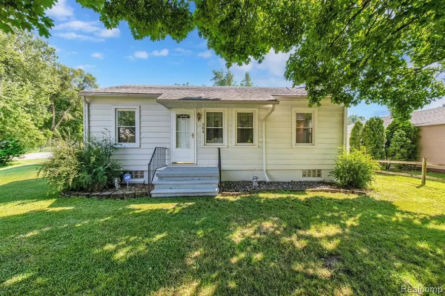 383 W KENNETT Road, Pontiac, MI 48340
