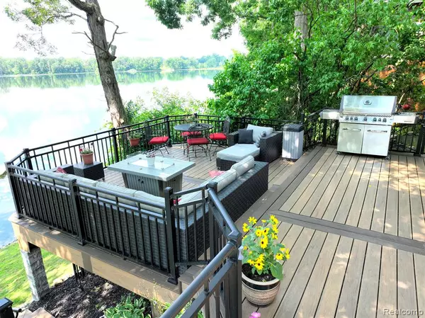 Howell, MI 48843,857 HURLEY Drive