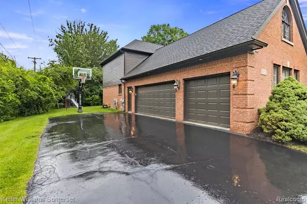 Franklin, MI 48025,30120 HELMANDALE Drive