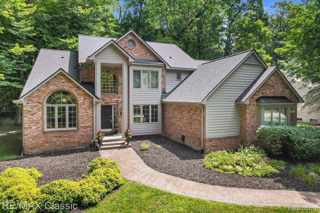 6200 Turnberry Dr, Commerce Twp, MI 48382