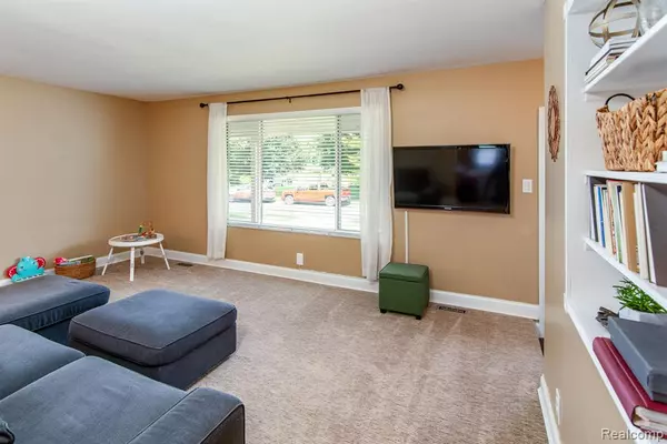 Fenton, MI 48430,1074 OUTER Drive