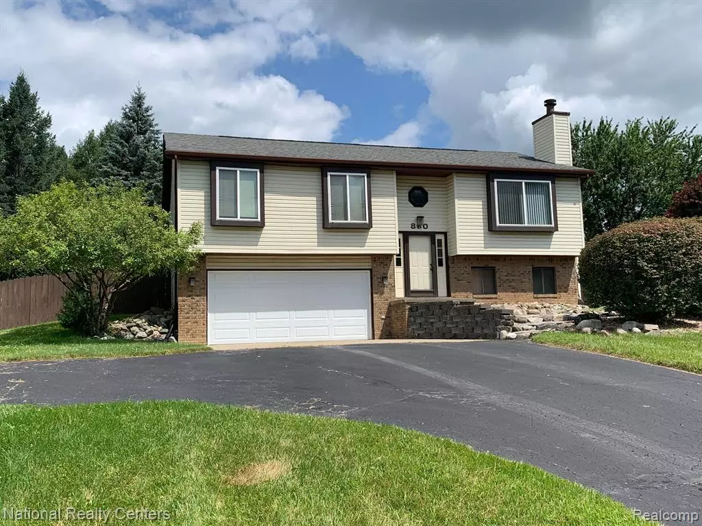 Ortonville, MI 48462,860 BALD EAGLE LAKE Road