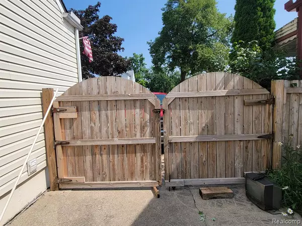 Lincoln Park, MI 48146,429 CLEVELAND Avenue