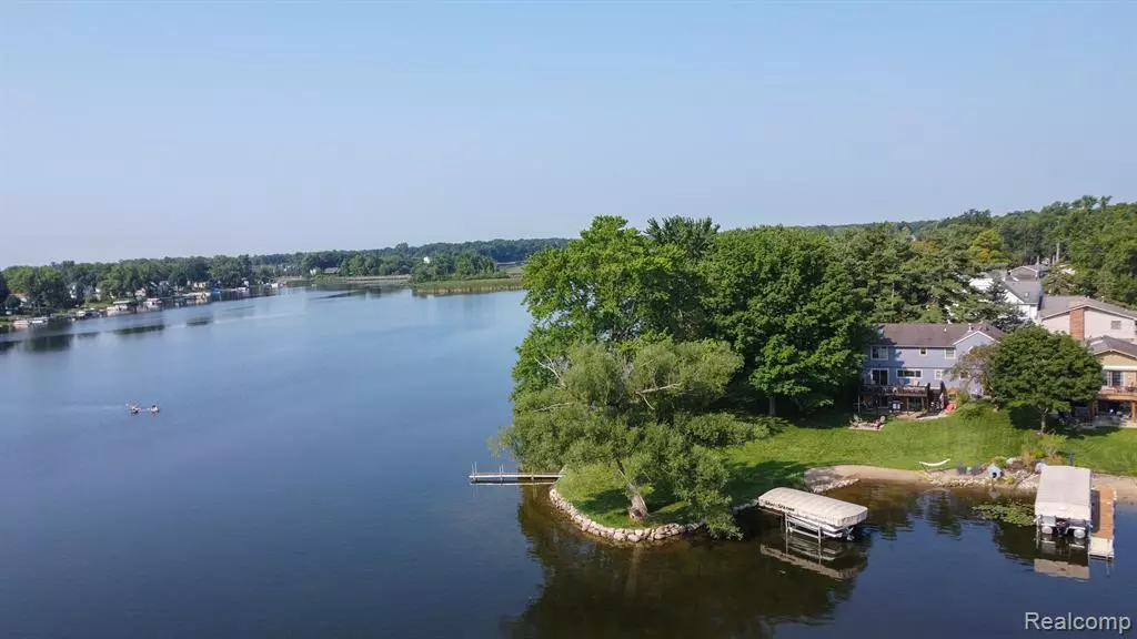 1395 DELMONTE Street, Wolverine Lake, MI 48390