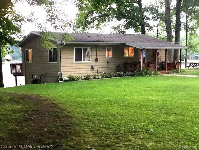 9711 N LAKE POINT Drive, Otter Lake, MI 48464