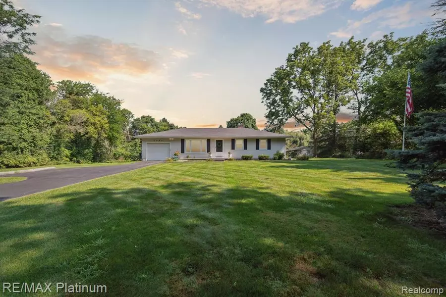 3742 NORTON Road, Howell, MI 48843