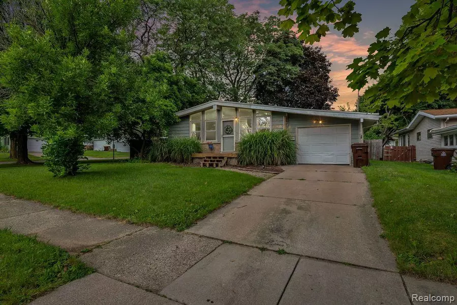2303 RIDGELINE Drive, Lansing, MI 48912