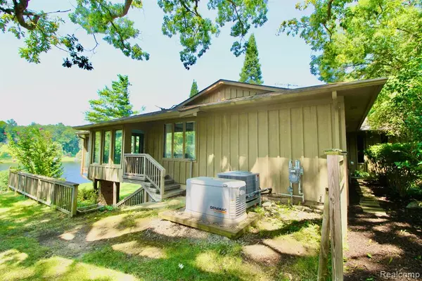 Fenton, MI 48430,13480 LAKEBROOK Drive