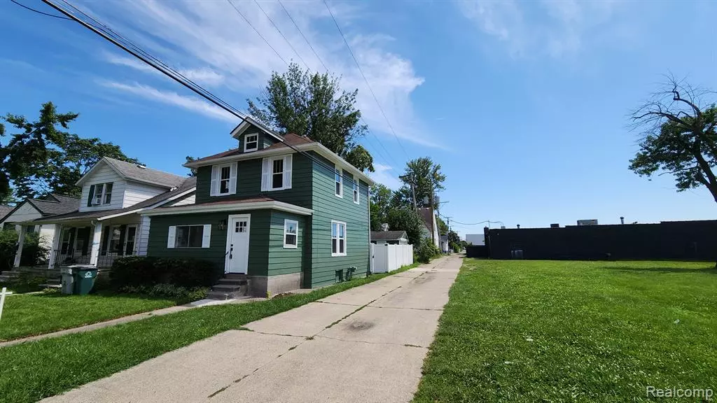 26 E BERNHARD Avenue, Hazel Park, MI 48030