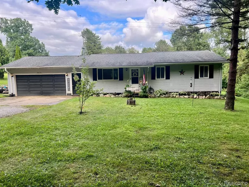 2614 LONG LAKE Road, Lapeer, MI 48446