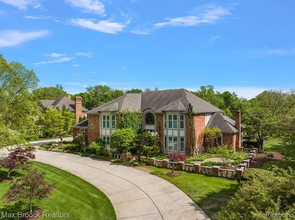 Bloomfield Hills, MI 48304,246 Charing Cross Court