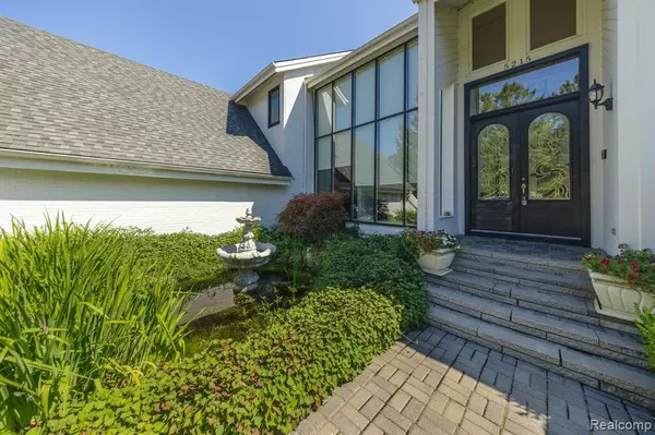 Orchard Lake Village, MI 48323,5215 DEER RUN Circle