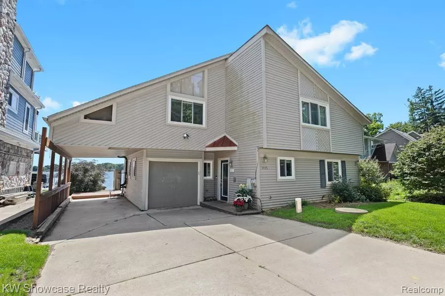 1025 SHERBROOKE Street, Commerce Twp, MI 48382