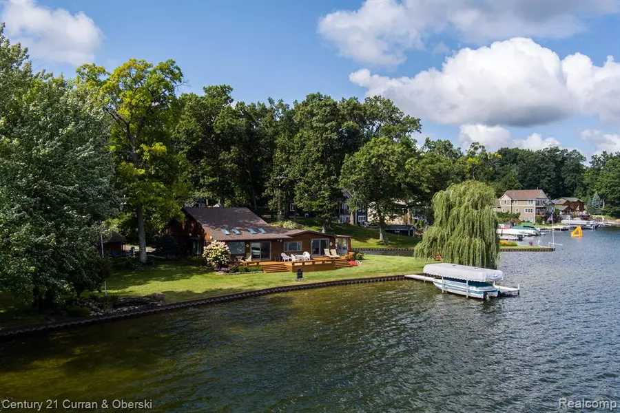 8326 PENINSULAR Drive, Fenton, MI 48430