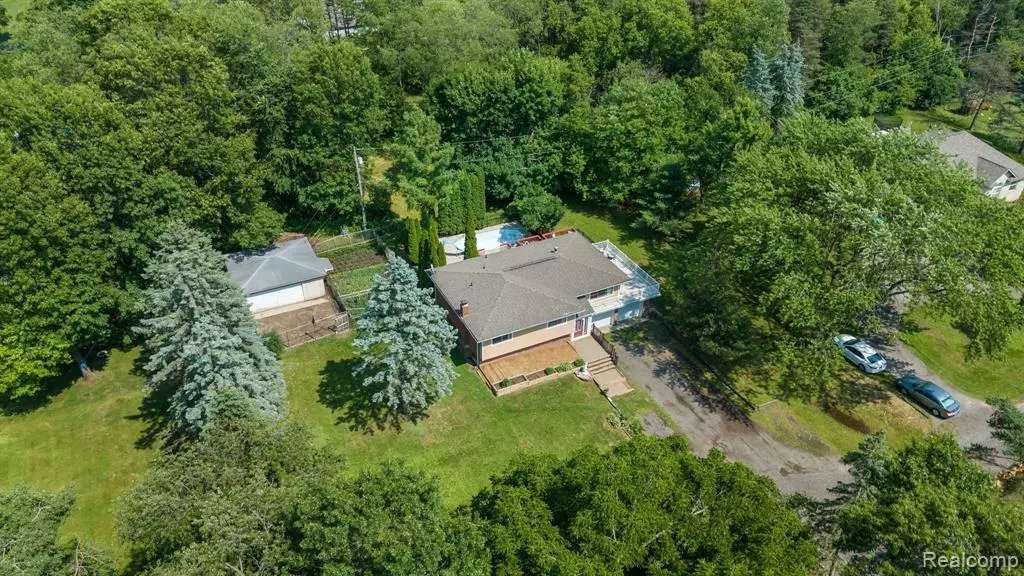 1960 KIRKLAND Court, Wixom, MI 48393