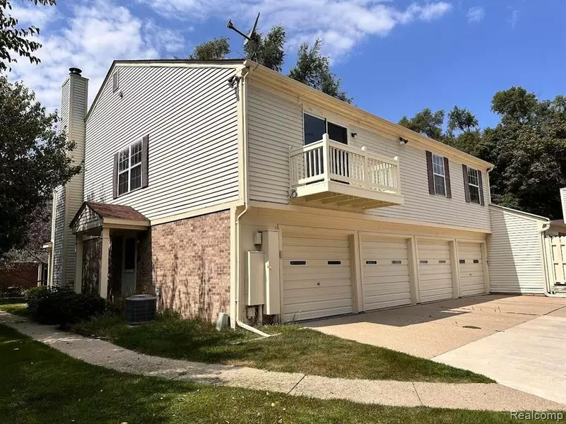 2110 HIDDEN MEADOWS Drive, Walled Lake, MI 48390