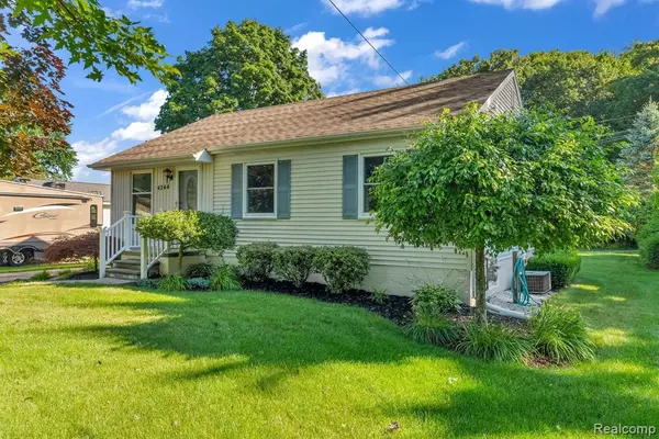 Fort Gratiot, MI 48059,4244 PINE GROVE Avenue