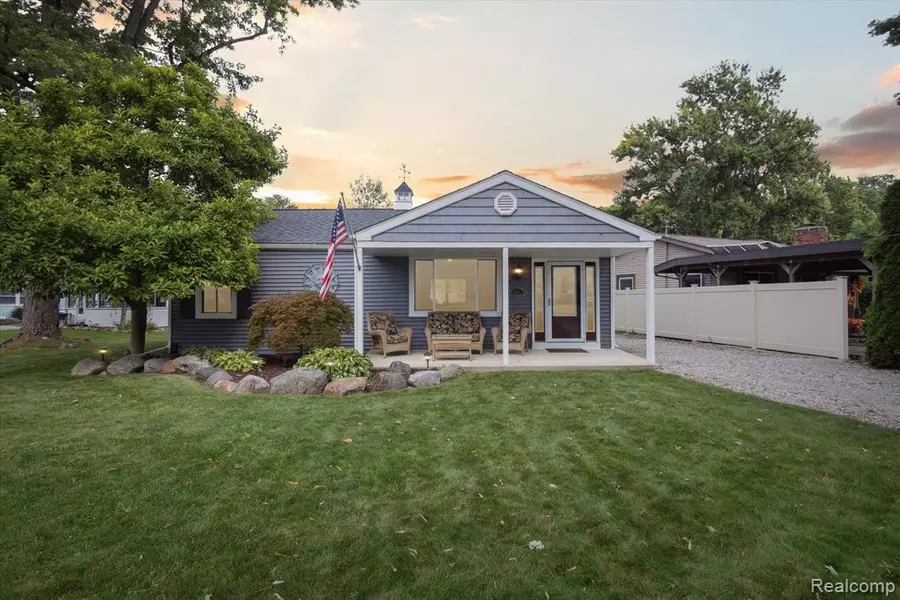 11611 ALGONQUIN Drive, Pinckney, MI 48169