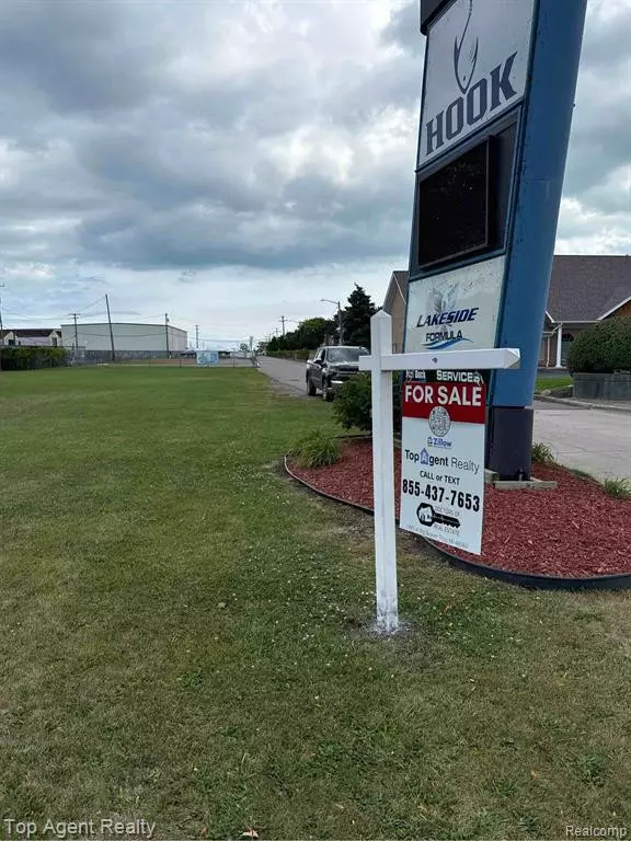 24200 JEFFERSON Avenue, Saint Clair Shores, MI 48080