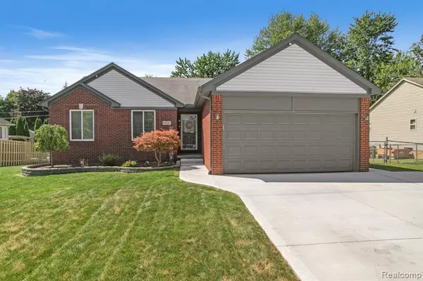 51747 KINGS POINTE Drive, New Baltimore, MI 48047