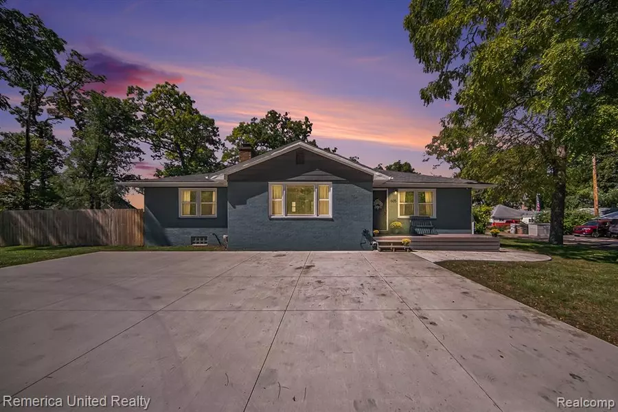 605 E SHORE Drive, Whitmore Lake, MI 48189