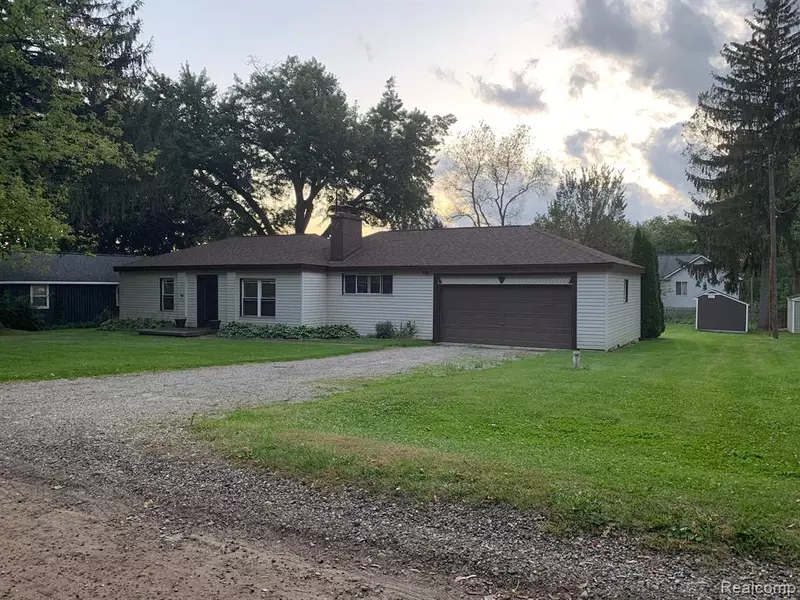 823 CHARLTON Boulevard, White Lake, MI 48383