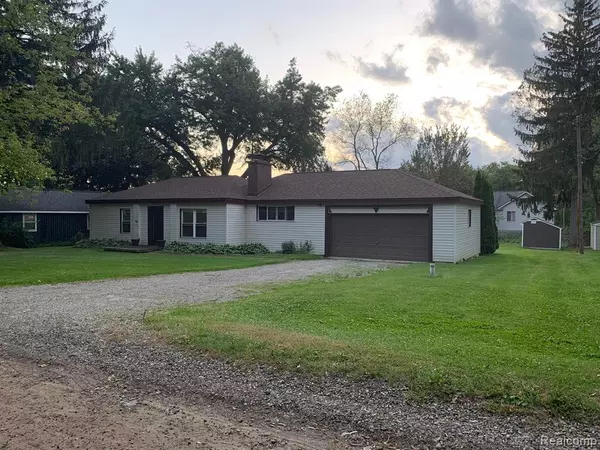 823 CHARLTON Boulevard,  White Lake,  MI 48383