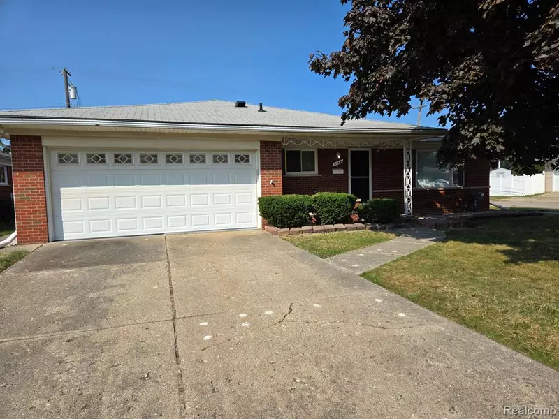 8189 POTOMAC, Center Line, MI 48015