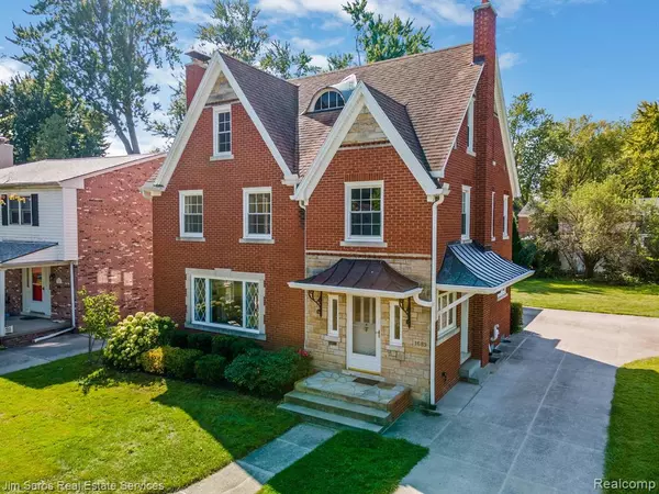 1689 BROADSTONE Road,  Grosse Pointe Woods,  MI 48236