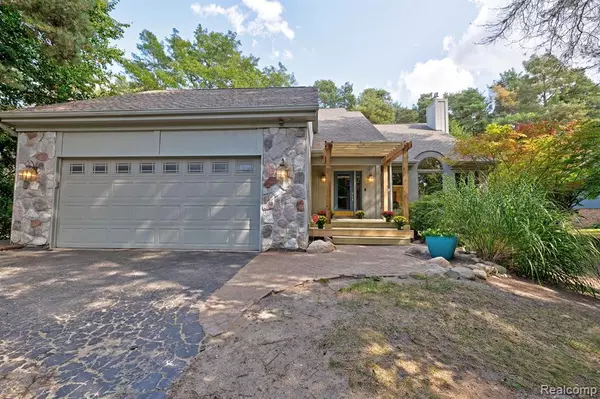 Clarkston, MI 48348,7856 PINE KNOB Road