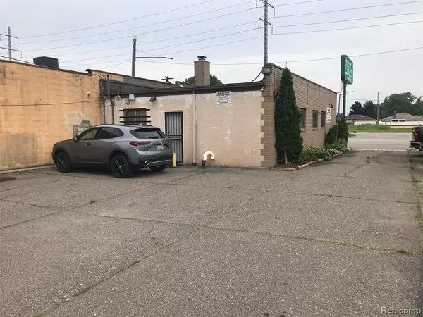 Detroit, MI 48205,16068 E 8 MILE Road