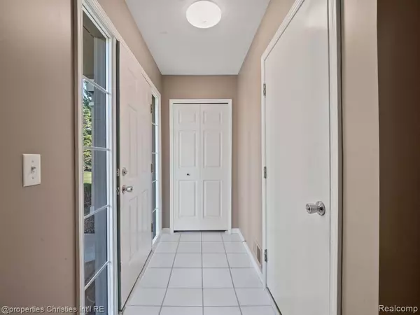 Walled Lake, MI 48390,8201 CHESAPEAKE Circle