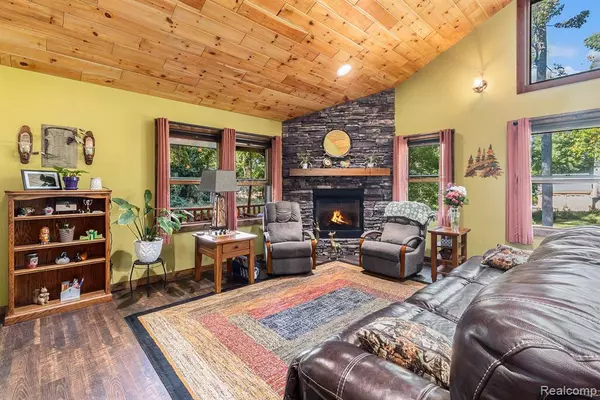 Howell, MI 48855,8630 HIDDEN LAKE Drive