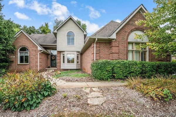 9829 FOREST RIDGE Drive, Clarkston, MI 48348