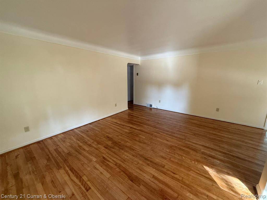 Dearborn Heights, MI 48127,8402 RIVERDALE Street