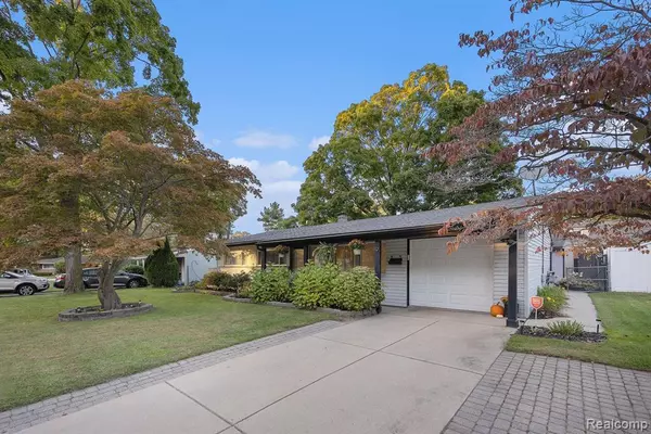 9 WOODSIDE Circle, Mount Clemens, MI 48043