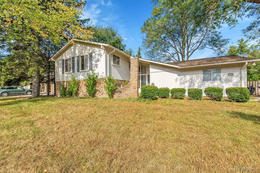 1900 GLEN IRIS Drive, Commerce Twp, MI 48382