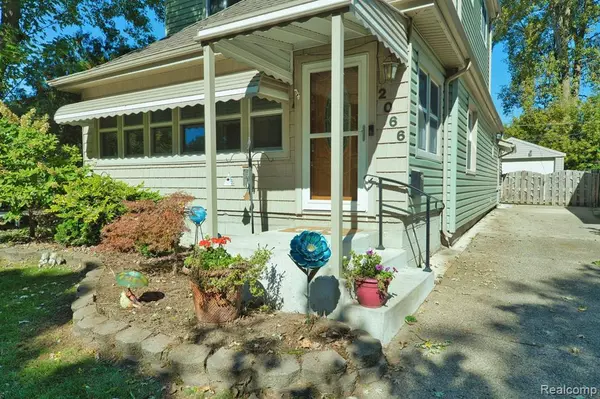 Grosse Pointe Woods, MI 48236,2066 HOLLYWOOD Avenue