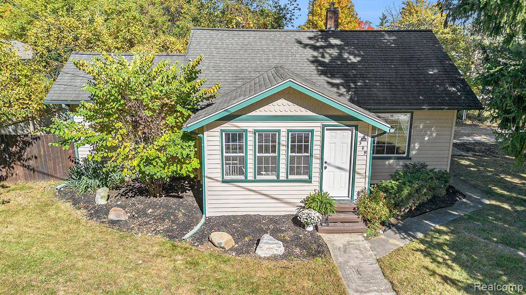 Fenton, MI 48430,509 E SOUTH HOLLY Road